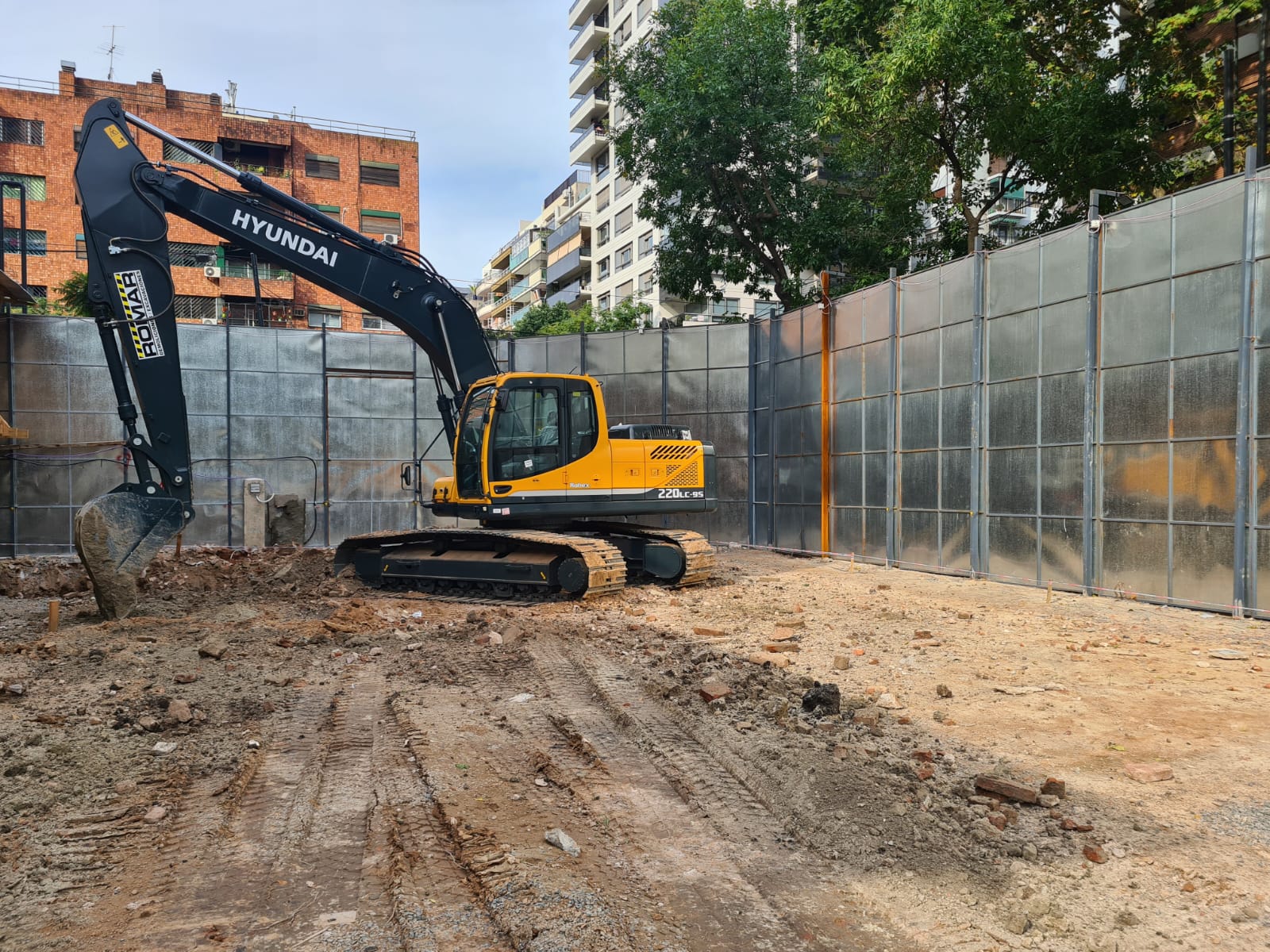 HYUNDAI R220